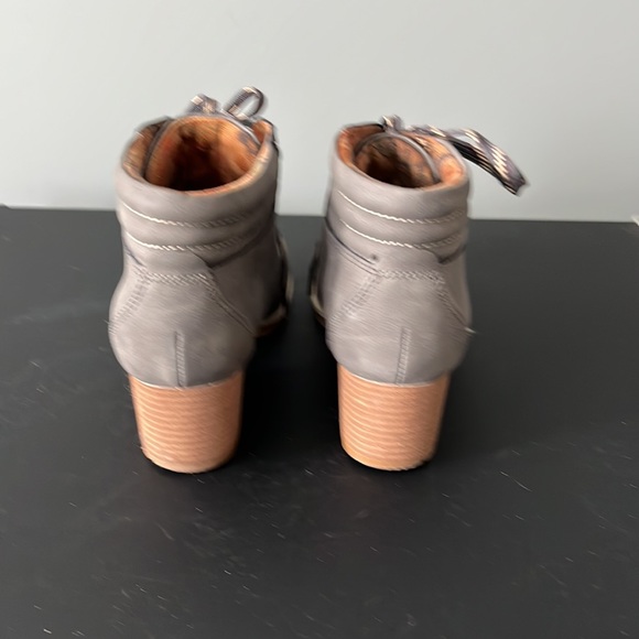 NWT BOC booties stacked heel grey suede lace up women’s size 7 brand new - Picture 4 of 4